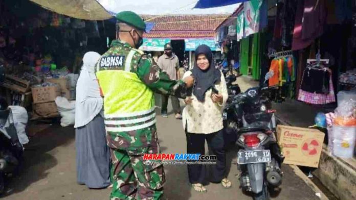 Edukasi bahaya Covid-19 secara persuasif dan humanis dilakukan Babinsa Desa Kawali, Kecamatan Kawali, Kabupaten Ciamis. Foto: Edji Darsono/HR.