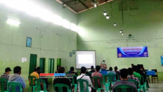 Karang Taruna Singaparna, Kabupaten Tasikmalaya, Jawa Barat, mengedukasi masyarakat untuk tidak menolak disuntik vaksin Covid-19. Foto: Apip Wilianto/HR.