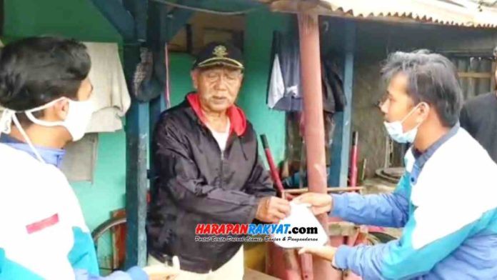 Menepis stigma negatif di masyarakat, klub motor XTC PAC Cibeureum, Kota Tasikmalaya, melaksanakan bakti sosial (baksos) bagi-bagi makanan kepada warga kurang mampu. Foto: Apip Wilianto/HR.