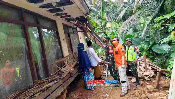 Pasca bencana pergerakan tanah, Camat Cipaku Ciamis imbau warga waspada. Foto: Edji Darsono/HR.