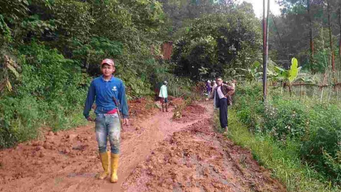 Jalan Perbatasan Tertimbun Longsor di Ciamis