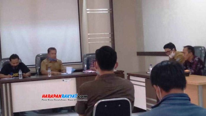 Pemdes Kujangsari, Kota Banjar, saat menerima audiensi warga terkait LKPJ BUMDes tahun 2020. Foto: Muhlisin/HR.