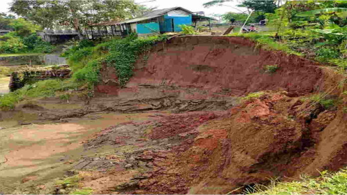 Longsor Sungai Ciputrahaji Ciamis Kian Parah, Puluhan Rumah Terancam