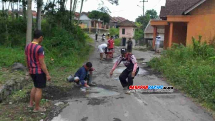 Menambal Jalan