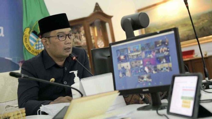 Gubernur Jabar, Ridwan Kamil, saat mengikuti rakor mengenai pembahasan perkembangan PPKM skala Mikro, melalui konferensi video, Kamis (18/02/2021), dari Gedung Pakuan Kota Bandung. Foto: Humas Jabar.