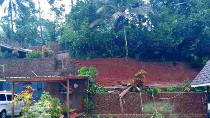 TPT Rumah Kades Langkaplancar Pangandaran Ambruk