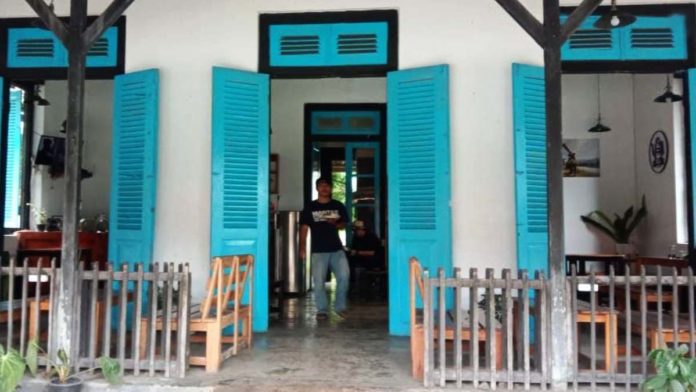 Bangunan tua zaman Belanda milik warga Kabupaten Pangandaran, kini digunakan sebagai kedai kopi. Foto: Cenk2/HR.