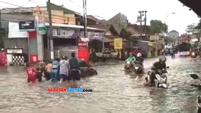 Banjir yang terjadi pada Rabu (03/03/2021) sore di Jl. AH Nasution, Mangkubumi, Kota Tasikmalaya akibat drainase tidak berfungsi dengan baik. Foto: Apip Wilianto/HR.