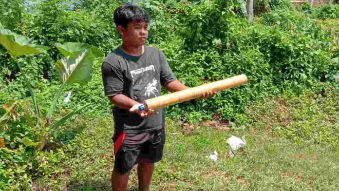 Bocah Main Lodong di Pangandaran