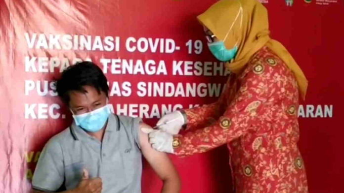 Perangkat Desa di Pangandaran Jalani Penyuntikan Vaksin Sinovak