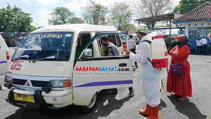 Mulai Laksanakan PTM Angkot di Ciamis Disemprot Disinfektan