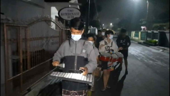 Remaja di Tasikmalaya Bangunkan Warga Sahur dengan Drumband