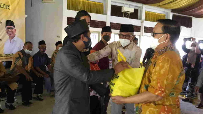 Agun Gunandjar Bagikan Ribuan Paket Sembako untuk Masyarakat Ciamis