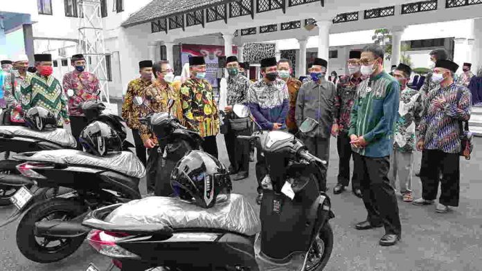 Pemerintah Kabupaten Siamese memberikan subsidi sepeda motor kepada pimpinan MUI tingkat desa