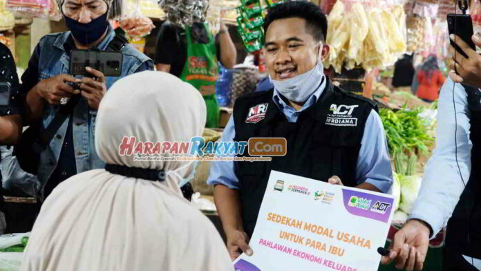 ACT Beri Bantuan Modal Usaha Kepada Ibu-ibu Pedagang Pasar Ciamis