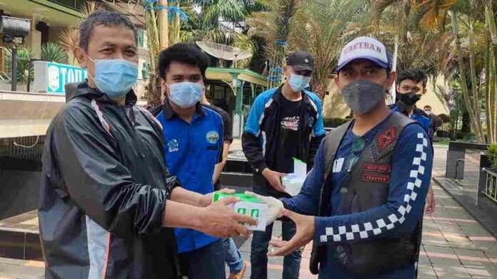 endukung program PPKM Darurat, Bikers Brotherhood atau BB 1% MC Ciamis bersama Brotherhood For Nature Tacibana melaksanakan penyemprotan ke sejumlah