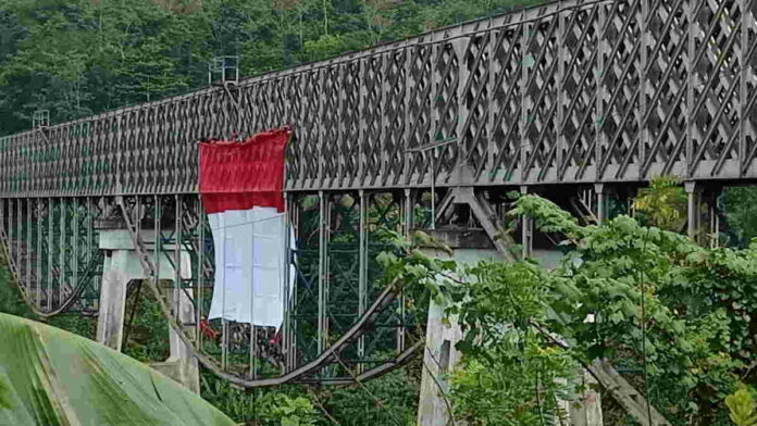 BB 1% MC Kibarkan Bendera Raksasa di Jembatan Cirahong Ciamis