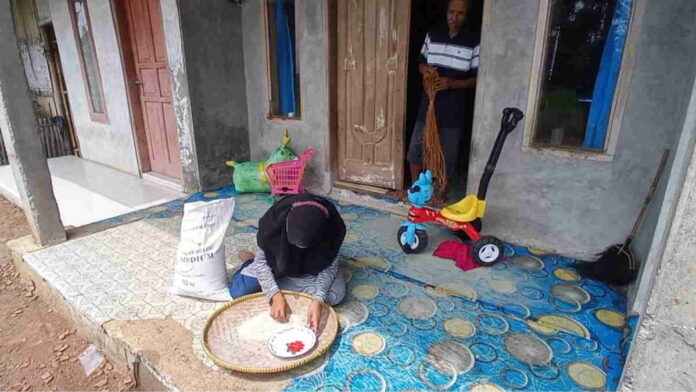 Beras Berkerikil Bantuan PPKM di Tasikmalaya Langsung Diganti Bulog