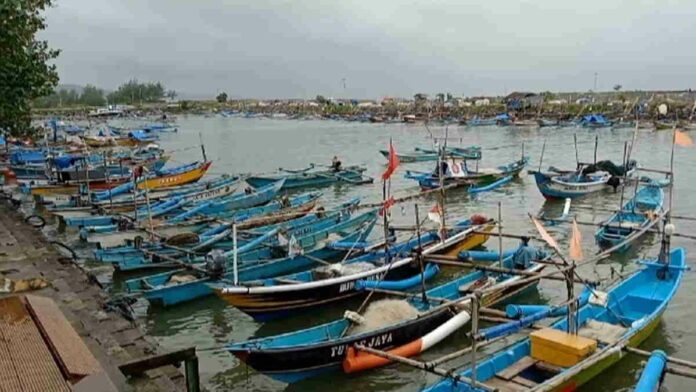 Cuaca Buruk, Nelayan Pangandaran Tak Pergi Melaut Selama 2 Pekan