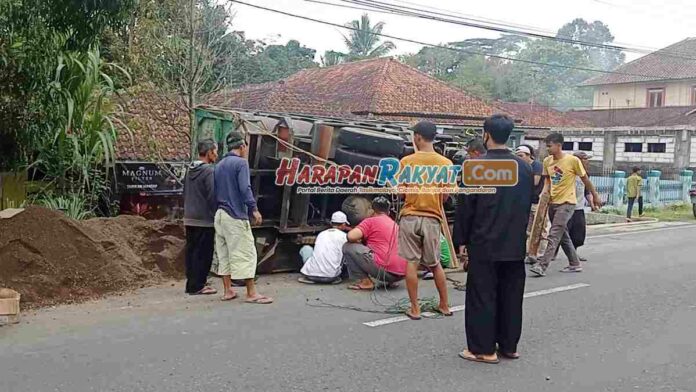 Mobil Truk Pengangkut Pasir Terguling di Tasikmalaya