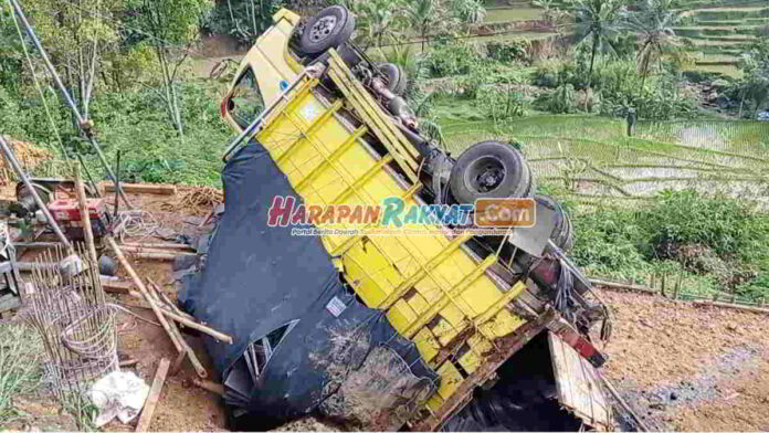 Truk Terjun Bebas di Tanjakan Gentong Tasikmalaya