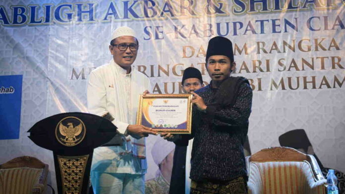 Herdiat Dapat Penghargaan dari Santri se Kabupaten Ciamis