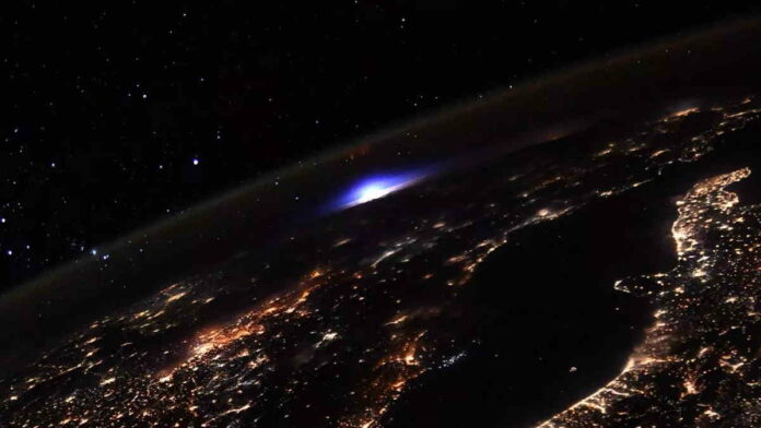 Petir Langka Dari ISS Semburkan Cahaya Biru Indah di Langit Eropa