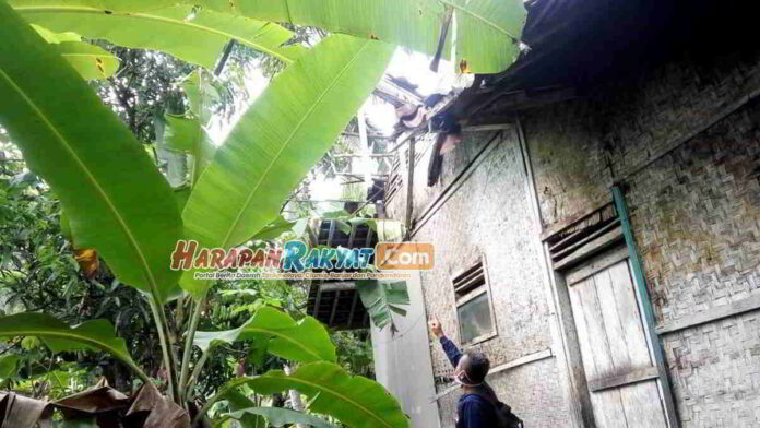 Atap Dapur Rumah di Pamarican Ciamis Runtuh