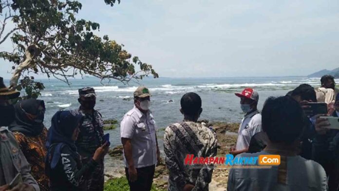 Dilarang Berenang di Pantai Karapyak