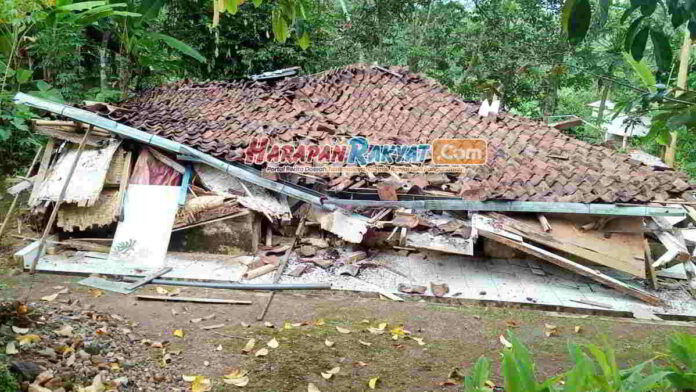 Satu Rumah di Tasikmalaya Tiba-tiba Ambruk hingga Rata dengan Tanah