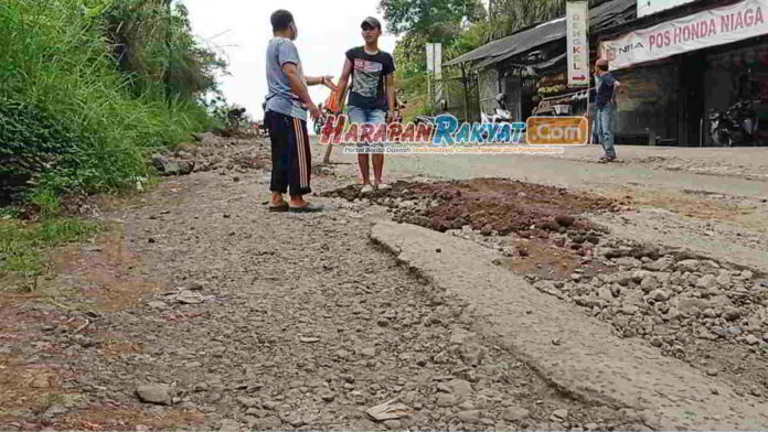 Warga Secara Swadaya Perbaiki Jalan di Tasikmalaya