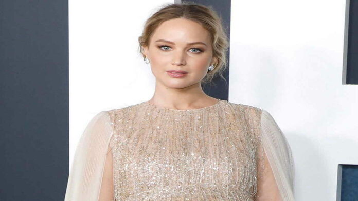 Jennifer Lawrence Pamer Baby Bump dengan Mengenakan Gaun Dior