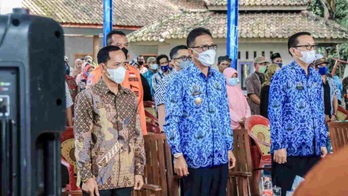 Bupati dan Sekda Ciamis Serahkan Bantuan Stimulan Gempa Pamarican