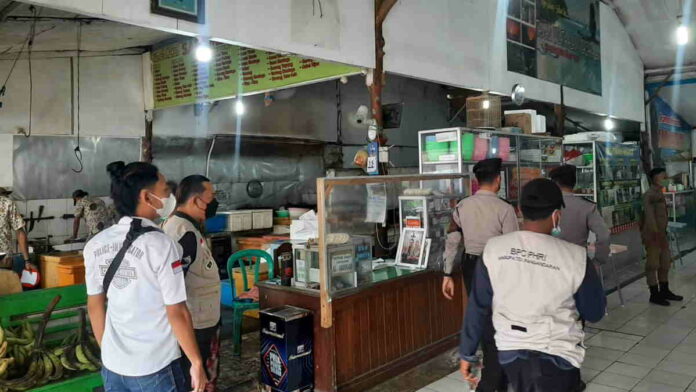 Cegah Masuknya Varian Omicron, Petugas di Pangandaran Patroli Prokes