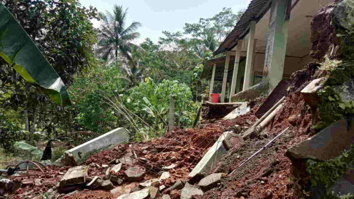 Tebing Pagar Rumah Warga di Kawali Ciamis Ambruk