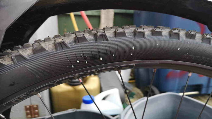 Cara Menambal Ban Tubeless yang Sobek Menggunakan Metode String