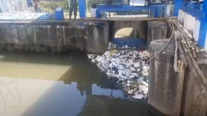 Dalam Sehari 2 Ton Sampah Menumpuk di Sungai Cimulu Tasikmalaya