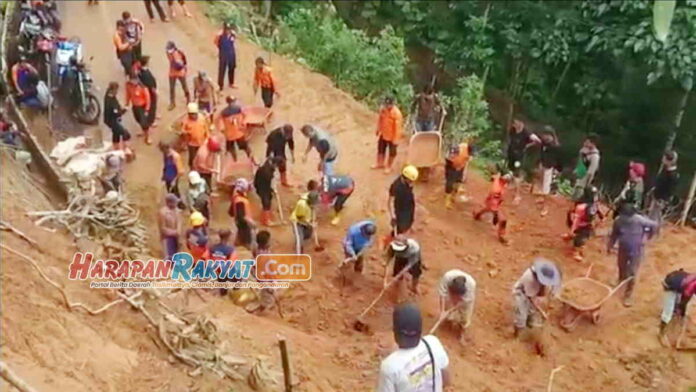 Jalan Alternatif Tasikmalaya - Pangandaran Tertutup Tebing Longsor