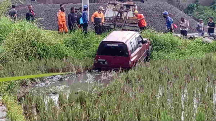 Mobil Suzuki Vitara di Tasikmalaya Terjun ke Sawah