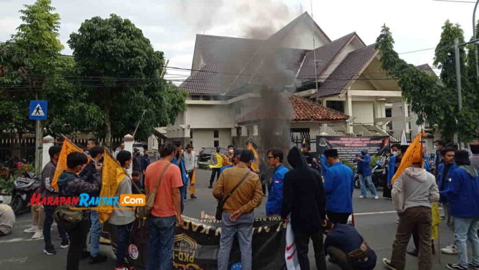 PMII Kota Tasikmalaya Kepung Gedung DPRD