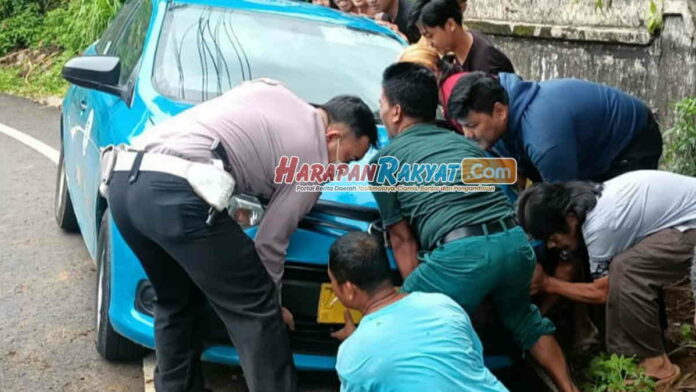 Taksi Terperosok Masuk Parit di Tasikmalaya