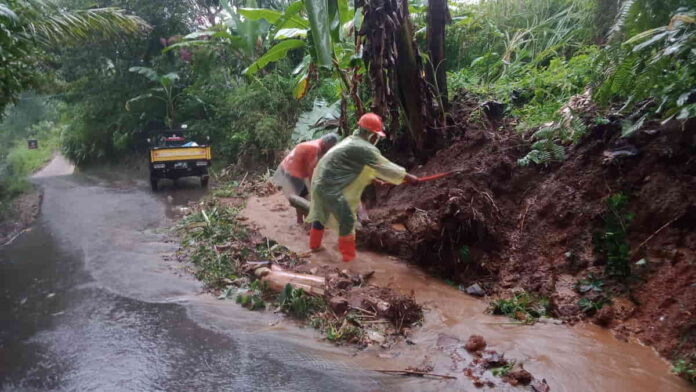 Tebing Longsor Tutupi Jalan