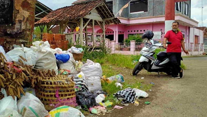 Warga Hegarsari Kota Banjar Keluhkan Sampah Menumpuk Tak Diambil Petugas