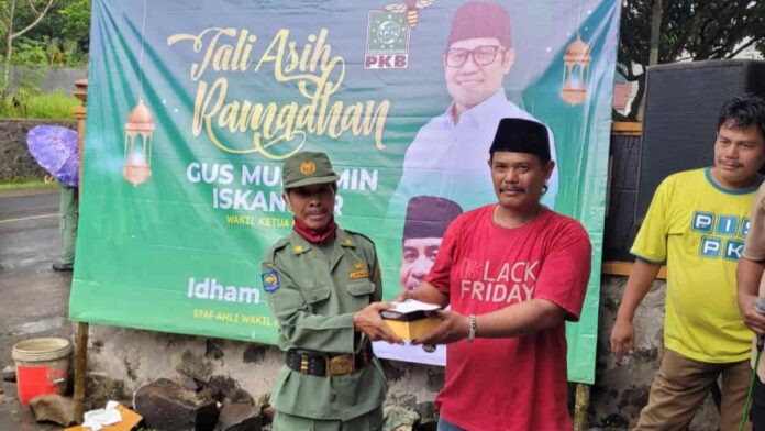 Cak Imin Bagikan Zakat