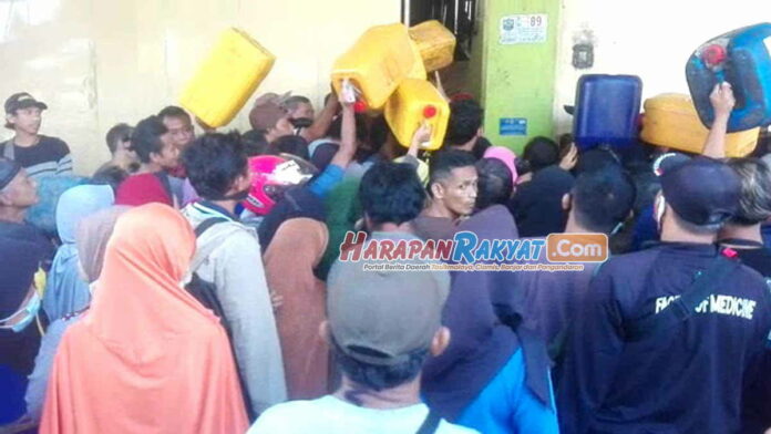 Jelang Lebaran Masyarakat Kembali Antre Serbu Minyak Goreng Curah