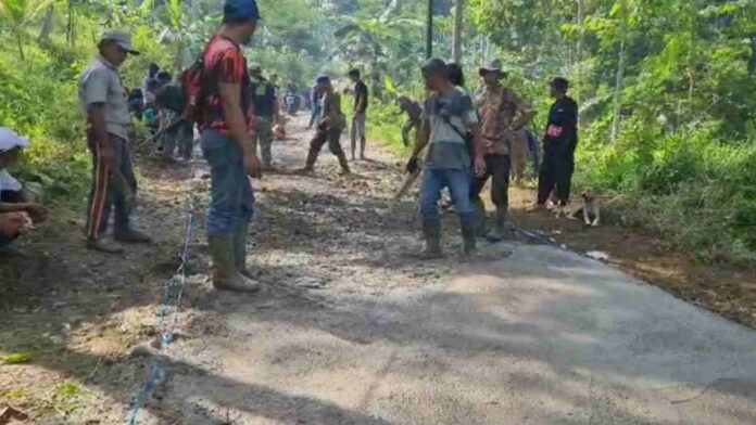 Puluhan Tahun Rusak, Warga Tasikmalaya Patungan Beli Semen Perbaiki Jalan