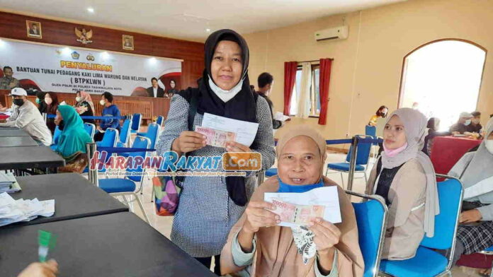 Raut Wajah Sumringah PKL di Tasikmalaya Terima Bantuan Rp 600 Ribu