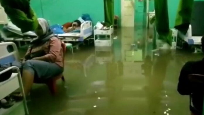 Ruang Rawat Inap RSUD dr Soekardjo Terendam Banjir, Pasien Pasrah