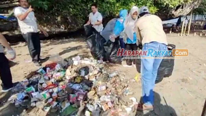 Sampah Berserakan Usai Obwis Pangandaran Diserbu Pengunjung