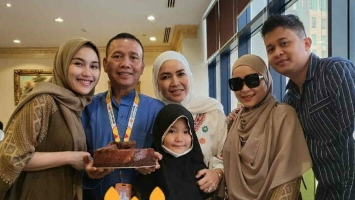 Sambil Umroh, Ayu Ting Ting Rayakan Ultah Ayah Rozak di Mekkah